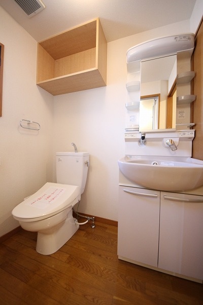 トイレ　温水洗浄便座機能付いてます