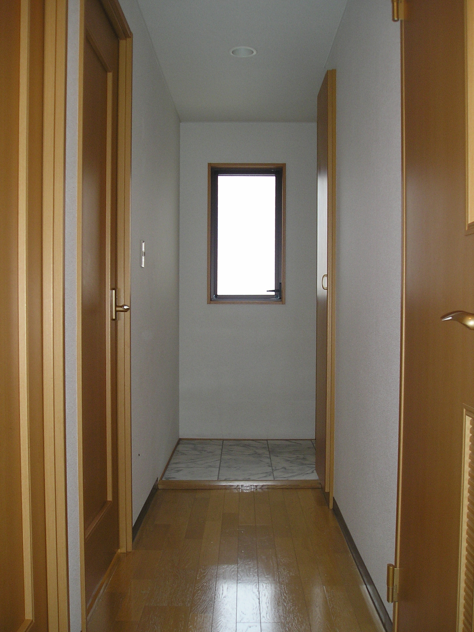 エントランス　玄関ホールに窓あり