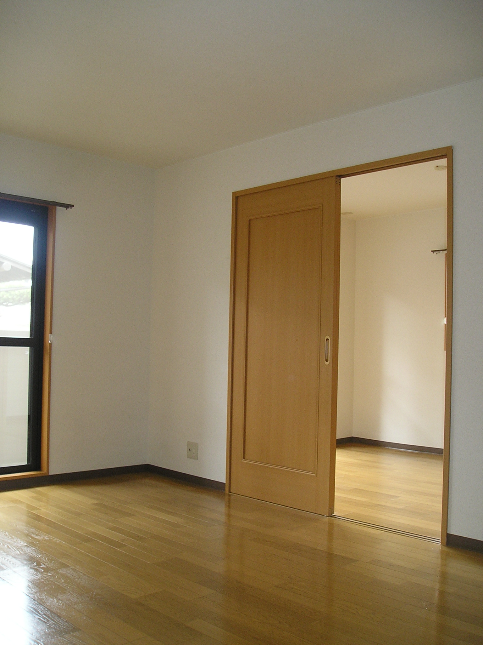 居室・リビング　洋室を開放すると大きなＬＤＫに