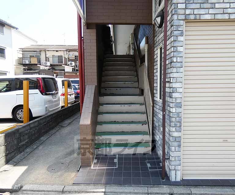 【京都市伏見区深草瓦町のマンションのエントランス】