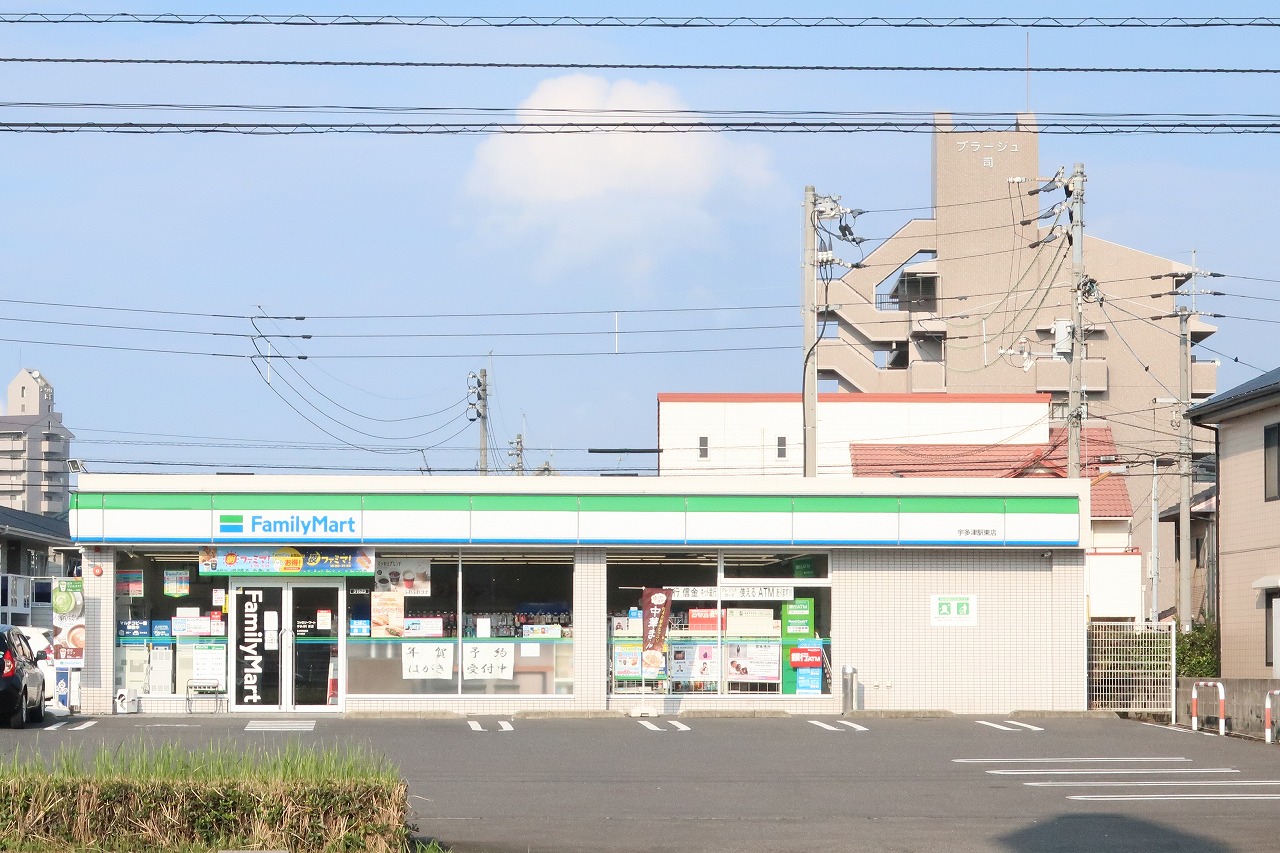 コンビニ　ファミリーマート宇多津駅東店（コンビニ）まで303m