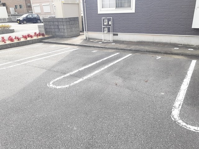 【加東市多井田のアパートの駐車場】