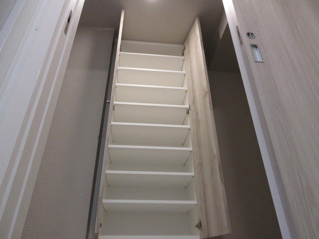 玄関　※写真は別のお部屋です。現況を優先させて頂きます。