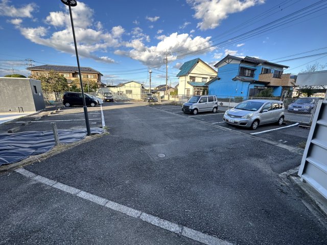 【行田市棚田町のマンションの駐車場】