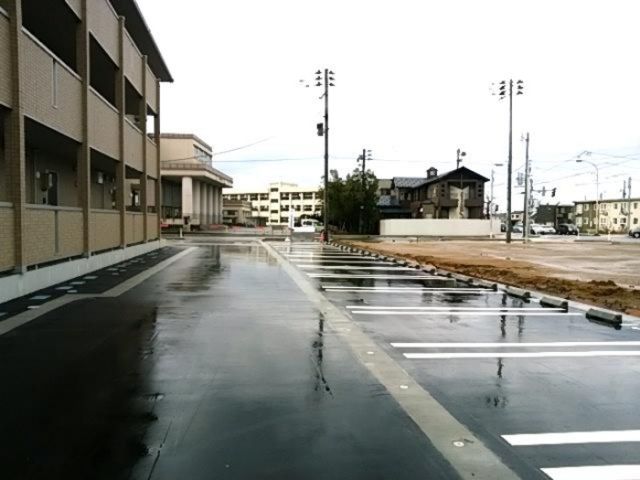 【長岡市旭岡のアパートの駐車場】