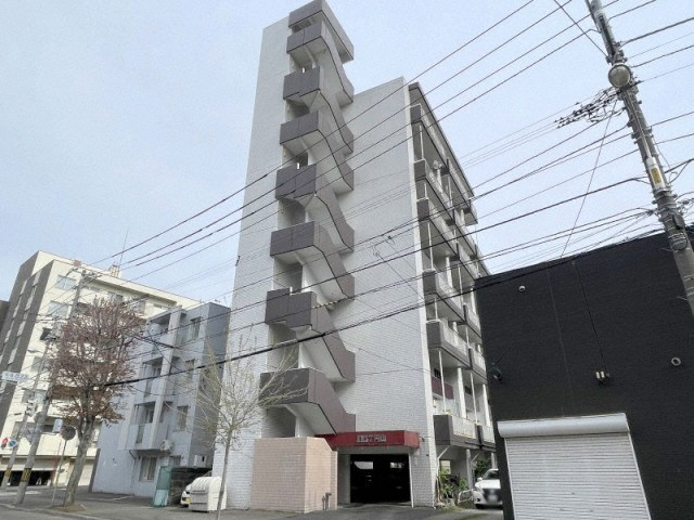 札幌市中央区北六条西のマンションの建物外観