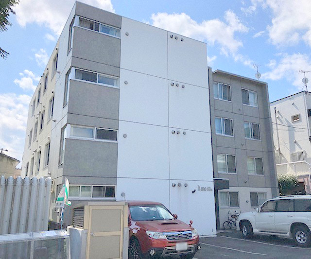 札幌市中央区南十八条西のマンションの建物外観