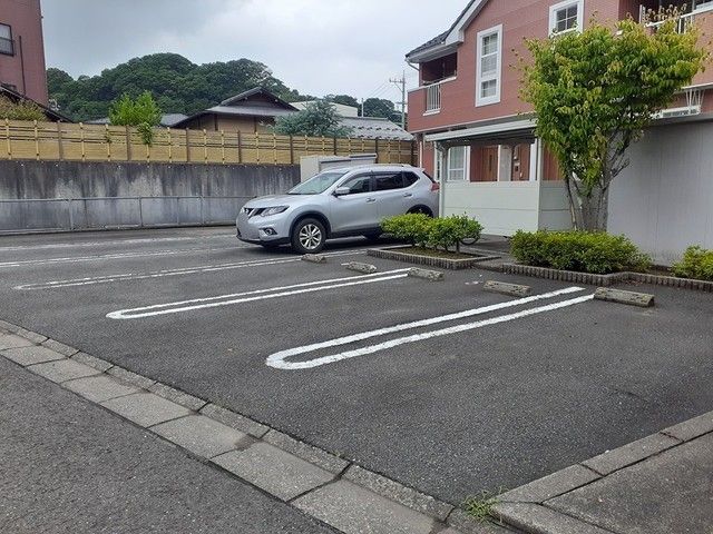 【ウィング．バレー　７番館の駐車場】