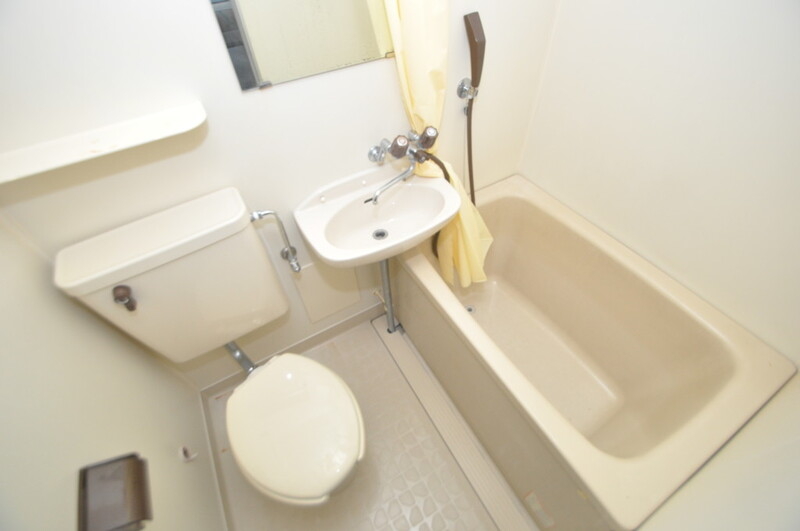 バス・シャワールーム　白を基調にした清潔感のあるユニットバス、浴室の鏡が便利です