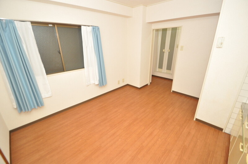 居室・リビング　広めのリビングはゆったりくつろげる癒しの空間です。