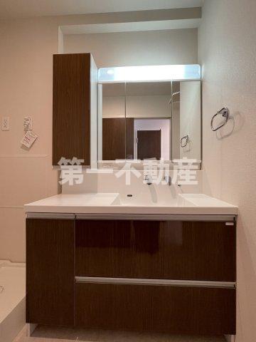 洗面設備　三面鏡化粧台