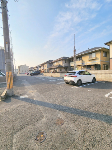 【岡山市南区福田のアパートの駐車場】