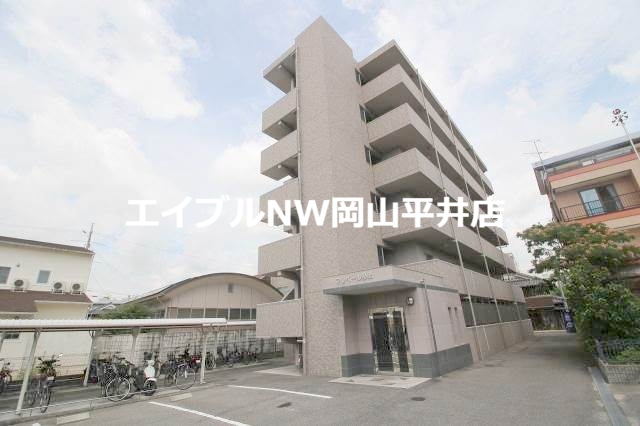 【岡山市東区瀬戸町下のマンションの建物外観】