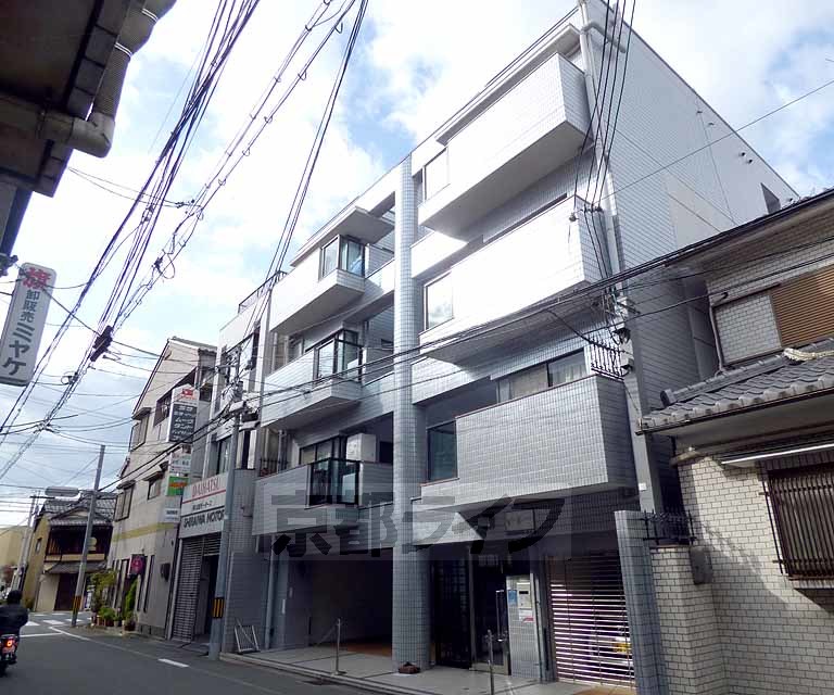 【京都市右京区西院寿町のマンションの建物外観】