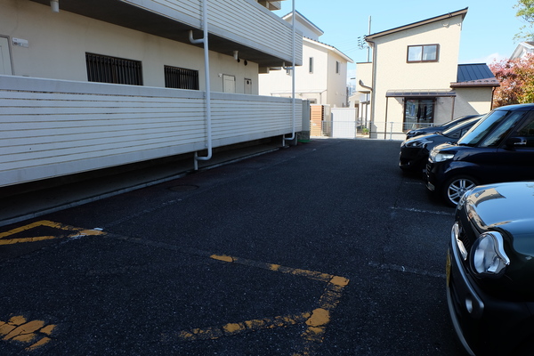 【野洲市久野部のマンションの駐車場】