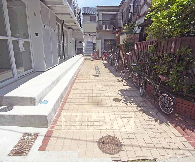 【京都市左京区岡崎西福ノ川町のアパートのエントランス】