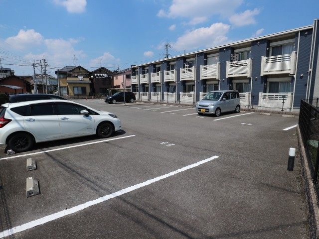 【生駒市壱分町のアパートの駐車場】