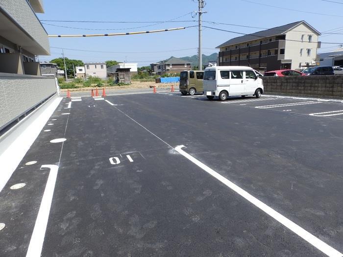 【山口市小郡栄町のアパートの駐車場】