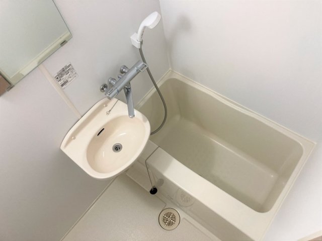 バス・シャワールーム　清潔感のある白色を基調に