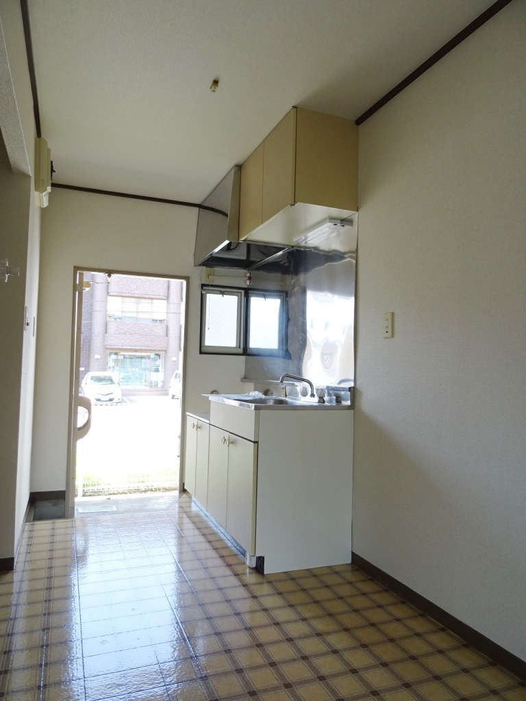 キッチン　換気に最適な窓付きキッチン