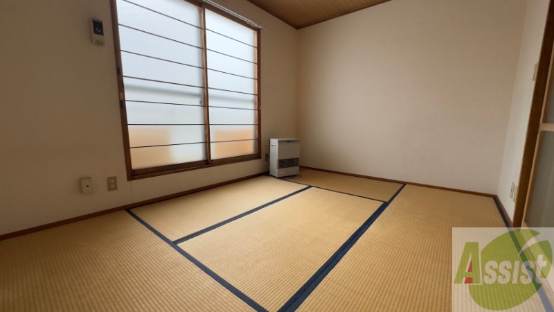 その他部屋・スペース　寝室はこちらです。光が差し込む、温かみのあるお部屋です。