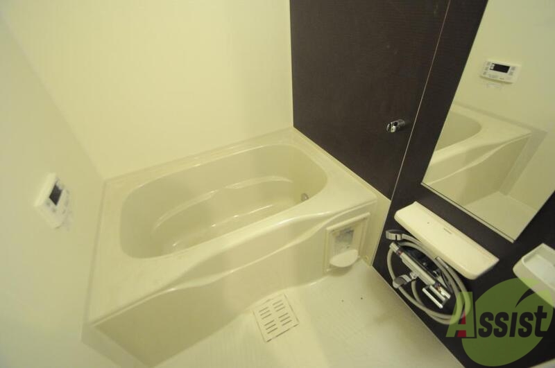 バス・シャワールーム　白いきれいな浴室、肩までしっかり浸かれて疲労もしっかり回復