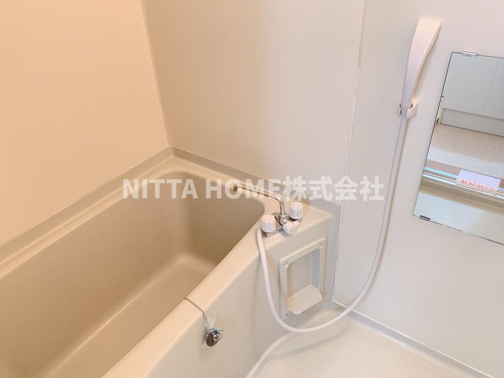 バス・シャワールーム　鏡付きのきれいなバスルームです☆