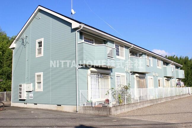 建物外観　スーパーなどが徒歩近く＊室内収納も豊富についています◎