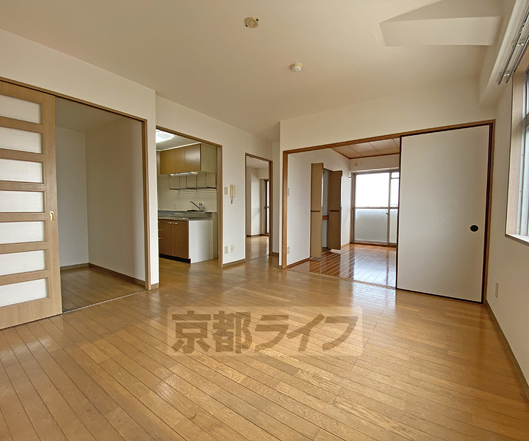 居室・リビング　落ち着いた雰囲気のお部屋です