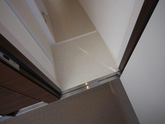 玄関　※建設中のため同シリーズの参考写真です。