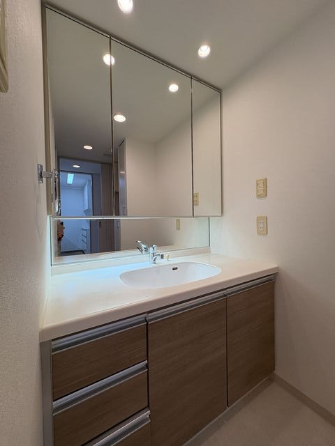 洗面設備　三面鏡