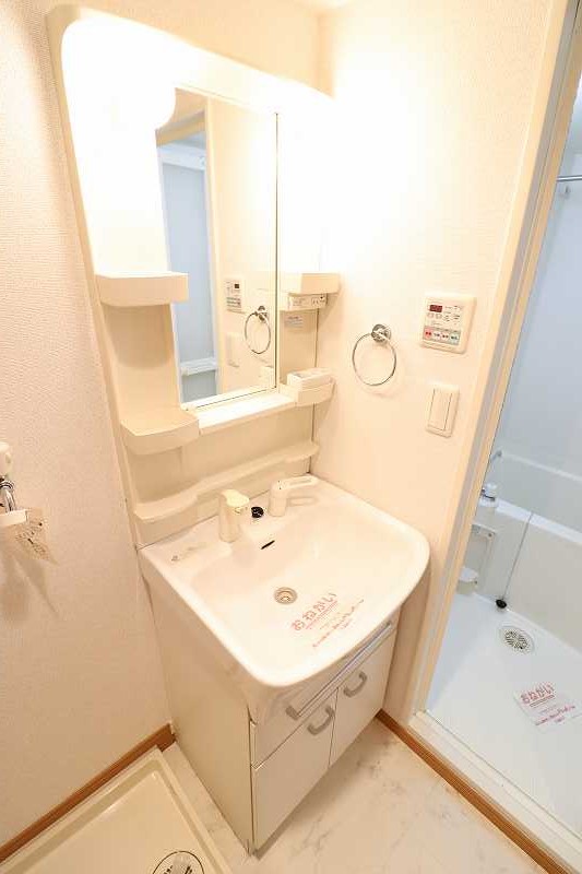 洗面設備　※同物件、別部屋の写真です。
