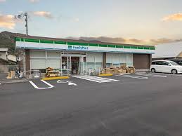 コンビニ　ファミリーマート 坂出加茂町店（コンビニ）まで440m