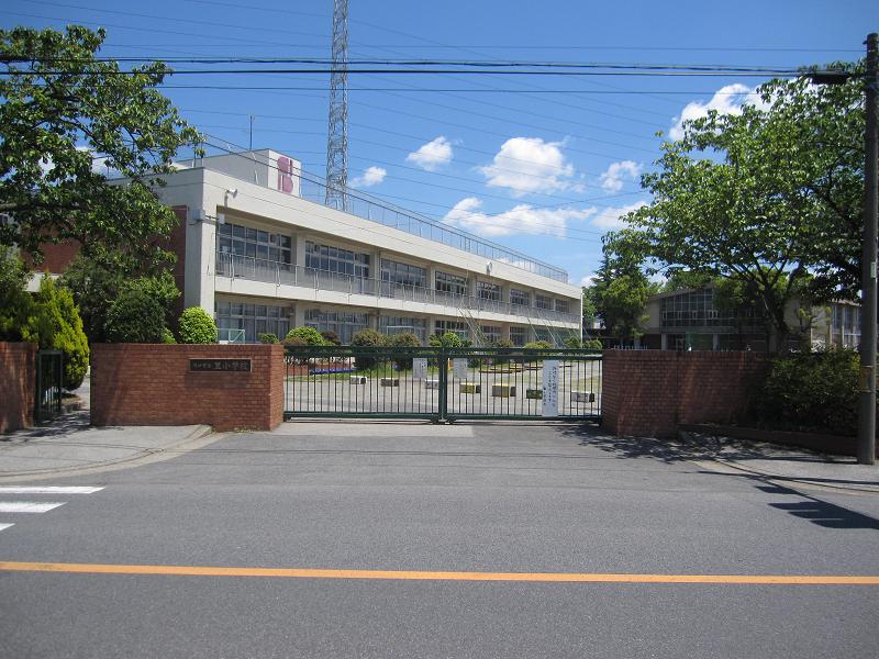 小学校　川口市立里小学校（小学校）まで275m