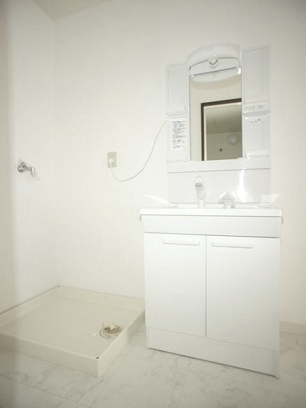 洗面設備　洗面化粧台と洗濯機置き場があります♪