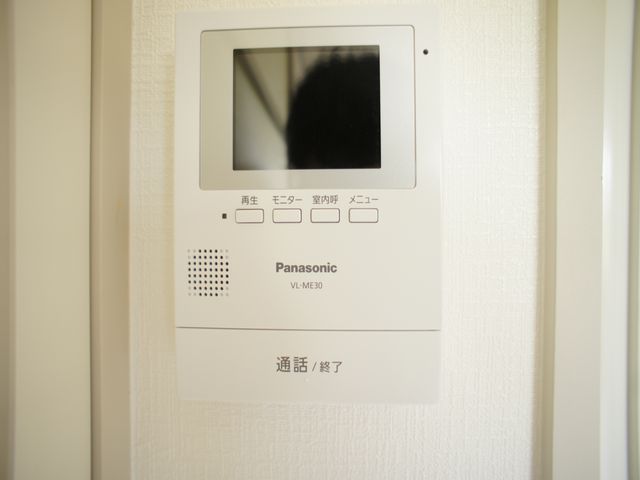 セキュリティ　訪問者の確認ができるドアホン付きです♪