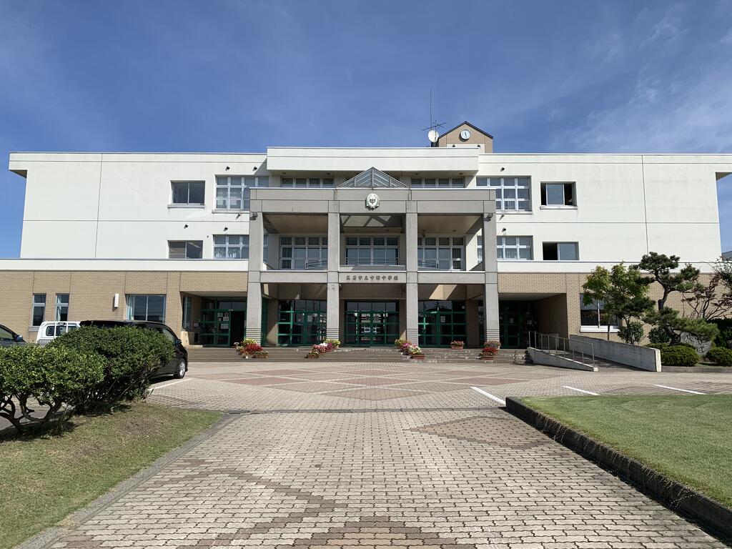 中学校　黒石市立中郷中学校（中学校）まで968m