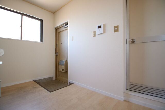 玄関　※別室の参考写真の為、現況優先です。