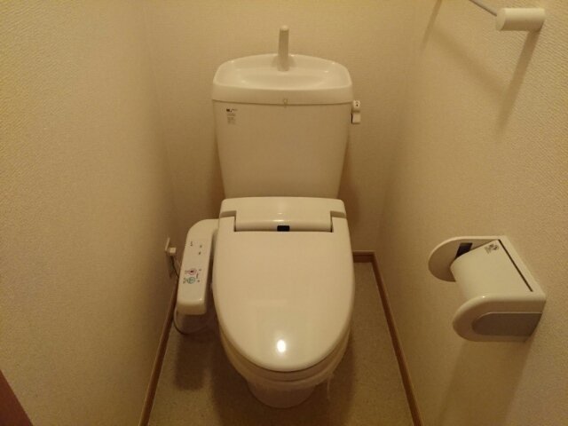 トイレ　落ち着いた色調のトイレです