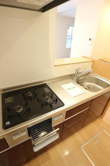 キッチン　ガスコンロ３口グリル付き