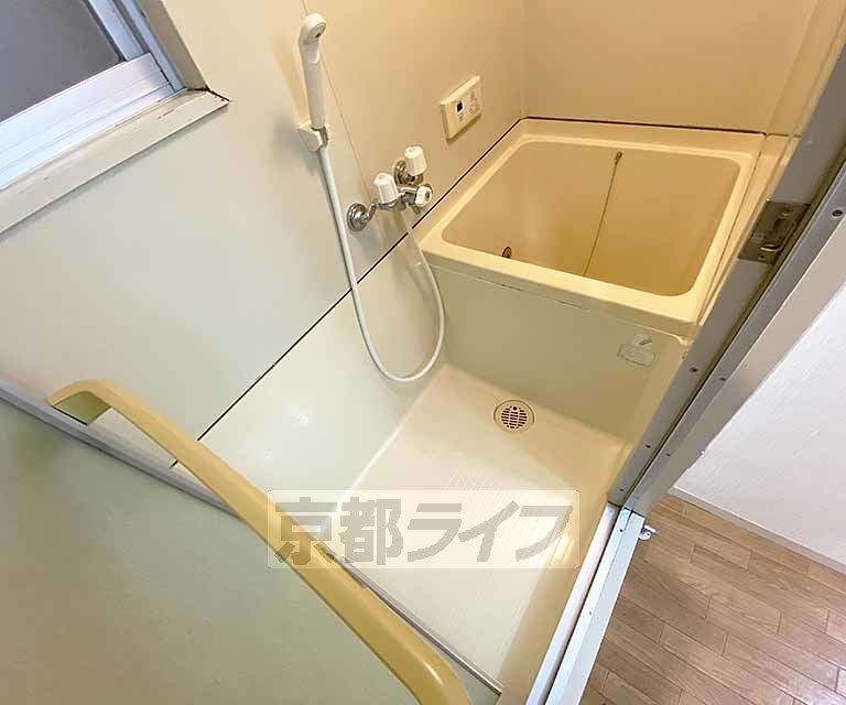 バス・シャワールーム　清潔感のあるお風呂ですね。