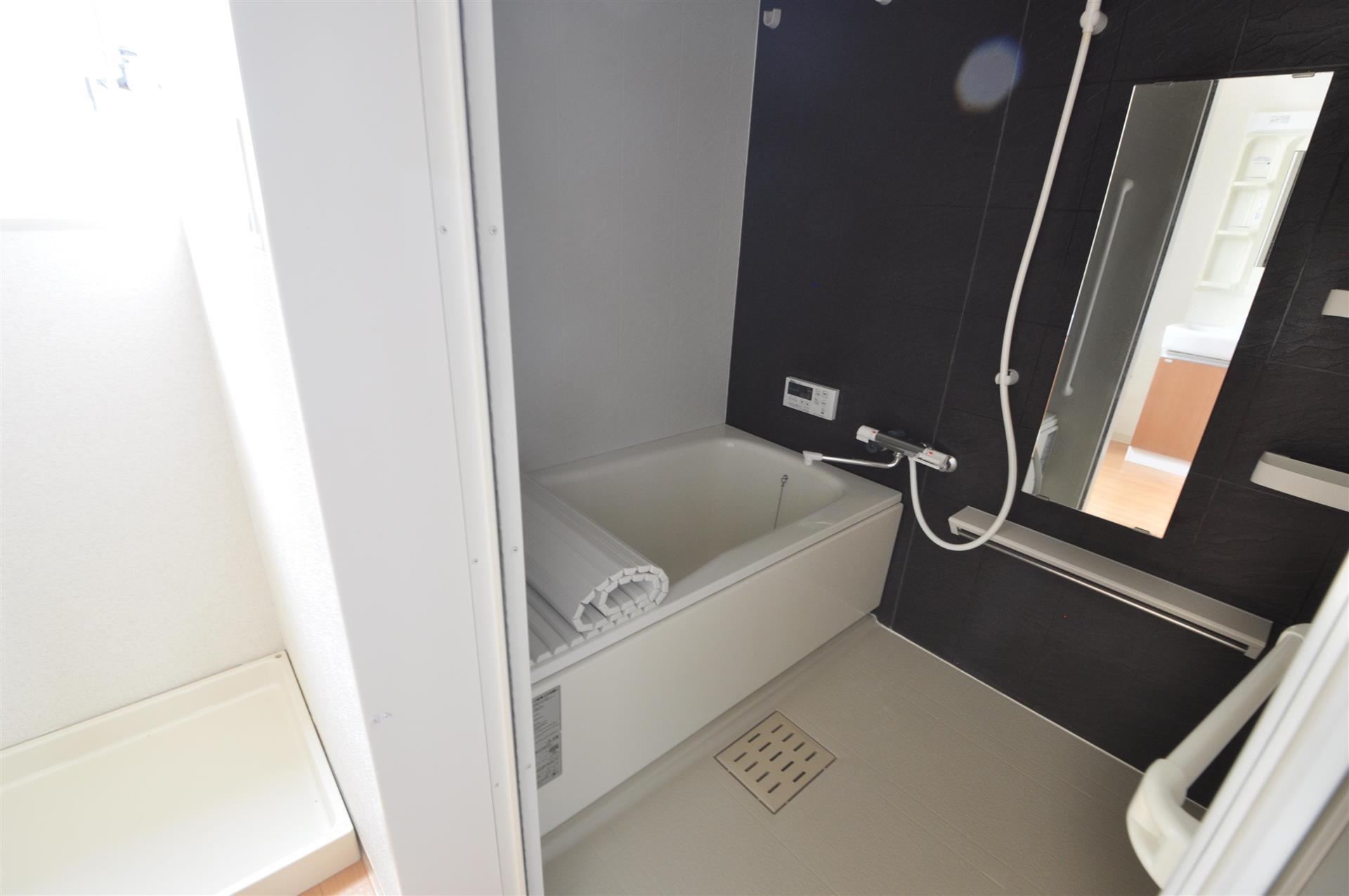 バス・シャワールーム　追い焚き、浴室乾燥機付きと設備充実