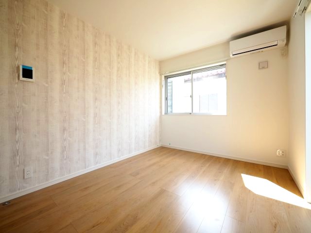 居室・リビング　２面採光の明るい洋室