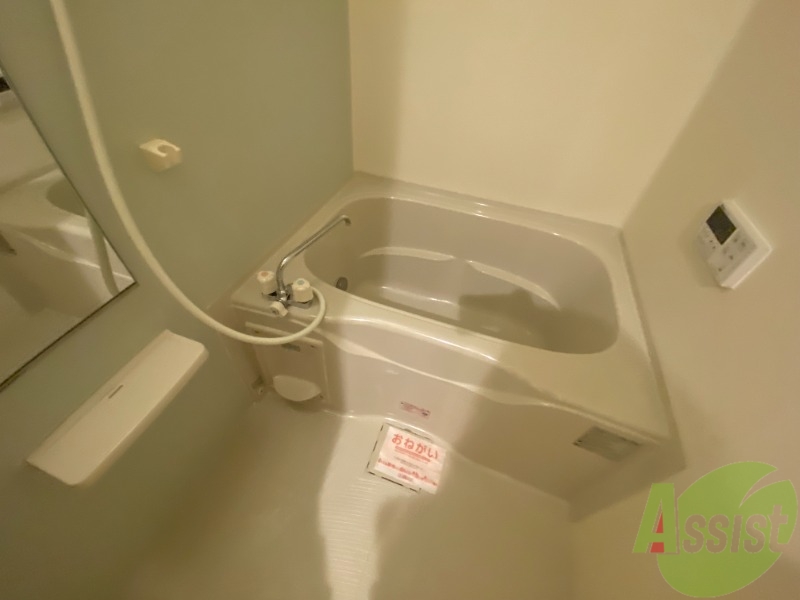 バス・シャワールーム　こちらはお風呂。一日の疲れをここで癒してください。