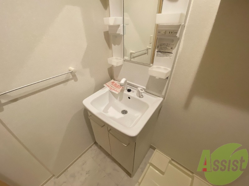 洗面設備　独立洗面台。朝の身支度はここでばっちり決めましょう。