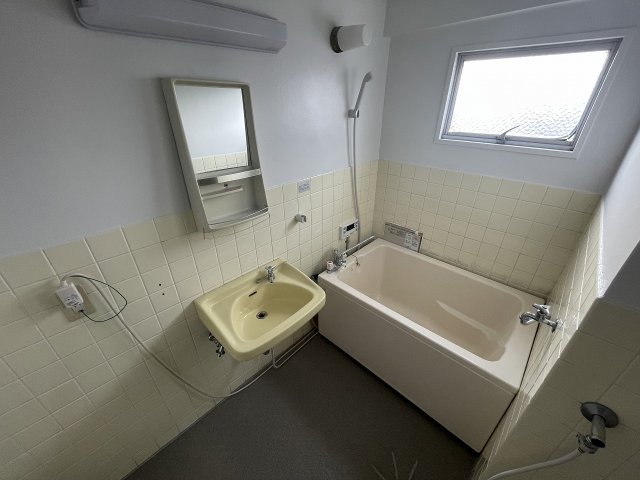 バス・シャワールーム　浴室に窓がついていて換気に便利♪