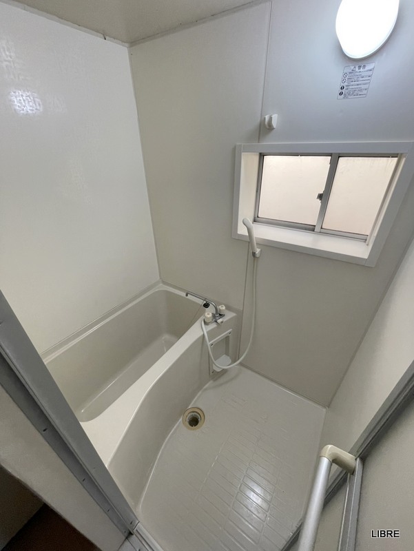 バス・シャワールーム　窓付きのお風呂！