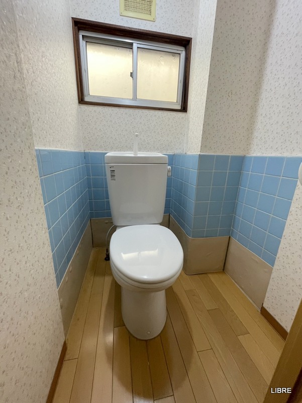 トイレ　窓付きのトイレ！