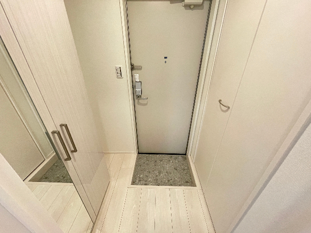 玄関　シューズボックスには大きな姿見があります