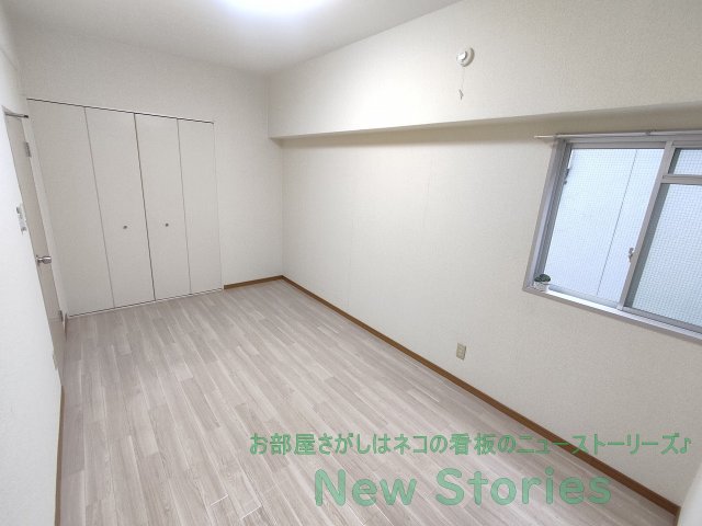 その他部屋・スペース　落ち着いた色調の寝室です